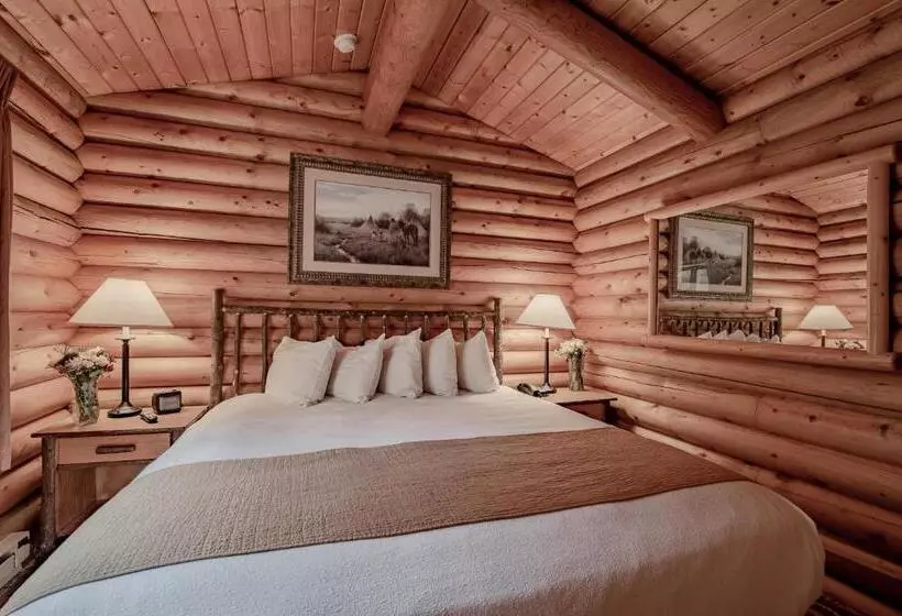 استودیوی لوکس, Cowboy Village Resort