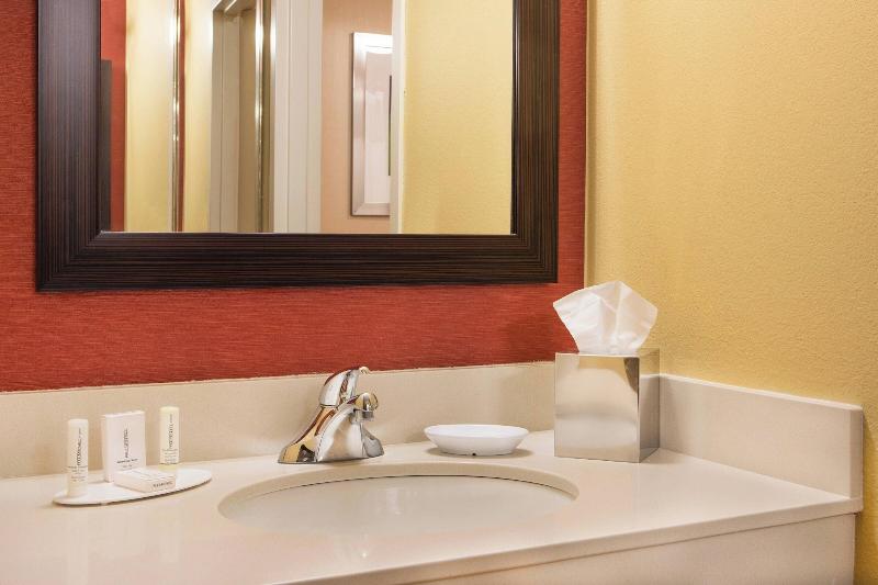 اتاق استاندارد با تخت بزرگ, Courtyard Hartford Manchester