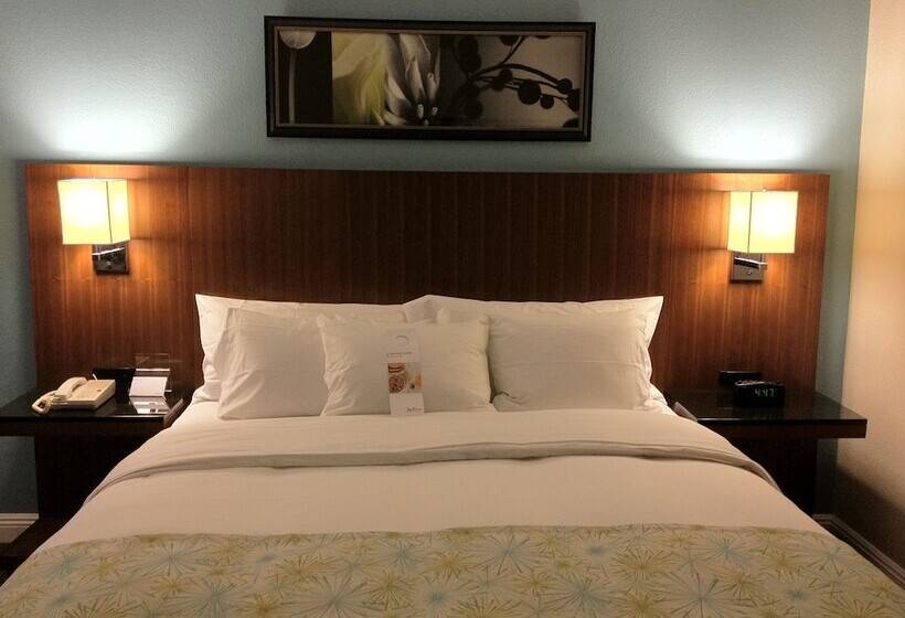 스탠다드 스튜디오, Doubletree By Hilton Chatsworth