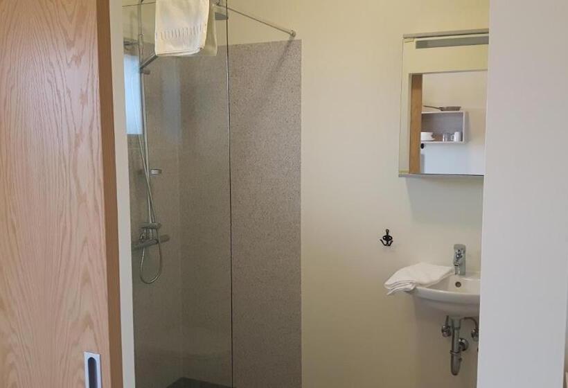 استودیوی استاندارد, Hjartarstaðir Guesthouse