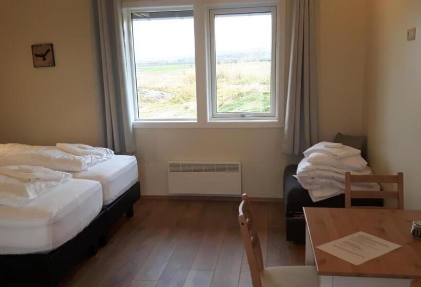 استودیوی استاندارد, Hjartarstaðir Guesthouse