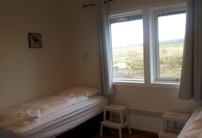 استودیوی استاندارد, Hjartarstaðir Guesthouse