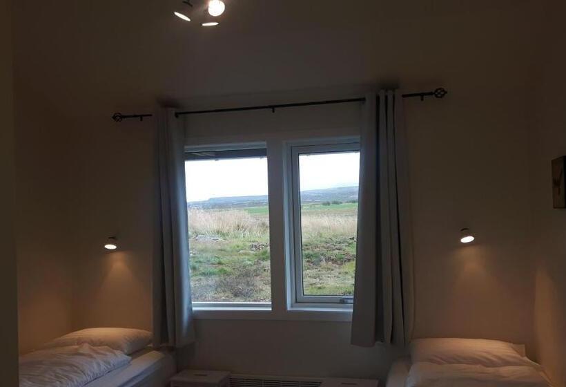 استودیوی استاندارد, Hjartarstaðir Guesthouse
