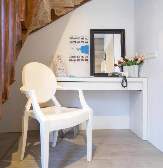 اتاق لوکس با بالکن و چشم‌انداز دریا, Við Lónið Guesthouse