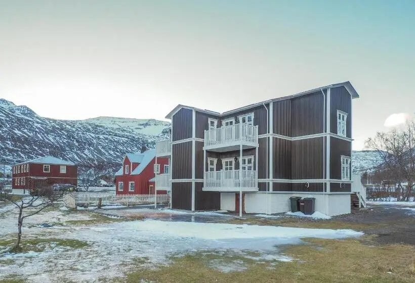 اتاق لوکس با بالکن و چشم‌انداز دریا, Við Lónið Guesthouse