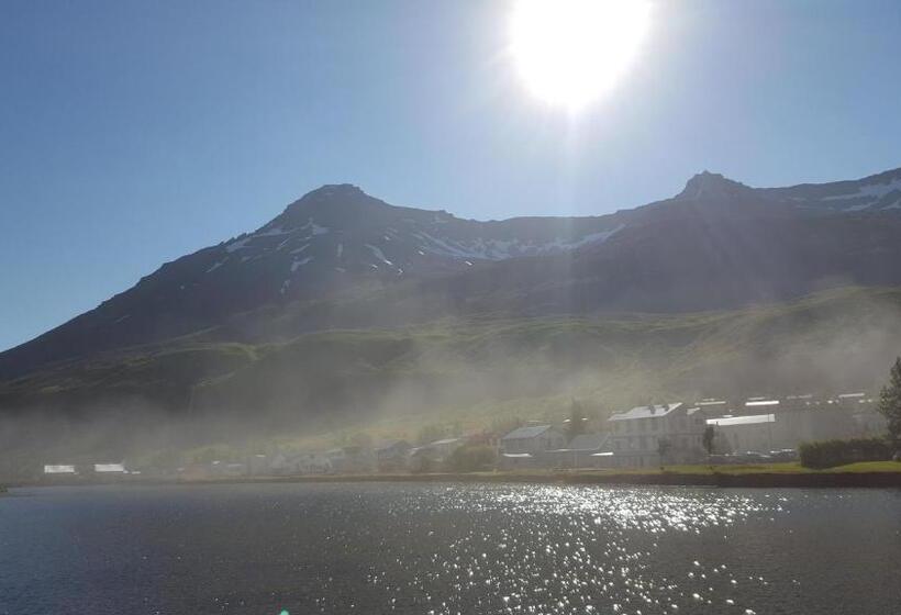 اتاق لوکس با بالکن و چشمانداز دریا, Við Lónið Guesthouse