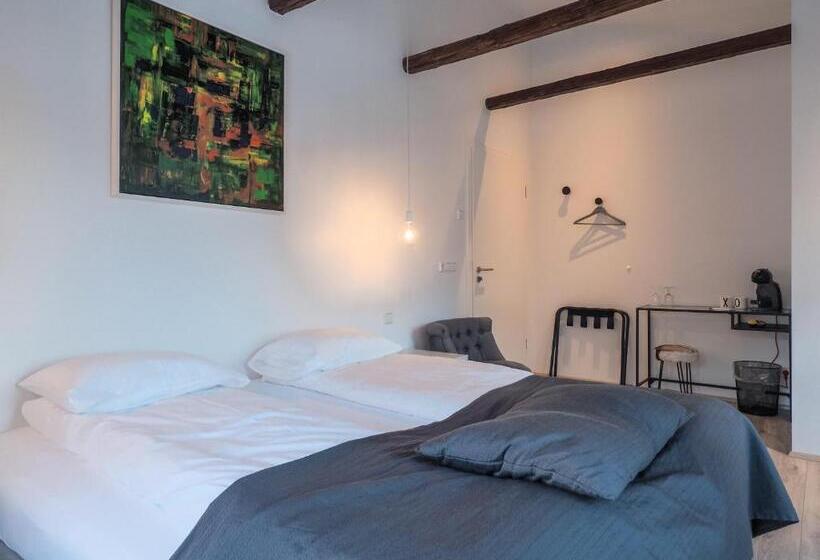 اتاق لوکس با بالکن و چشمانداز دریا, Við Lónið Guesthouse