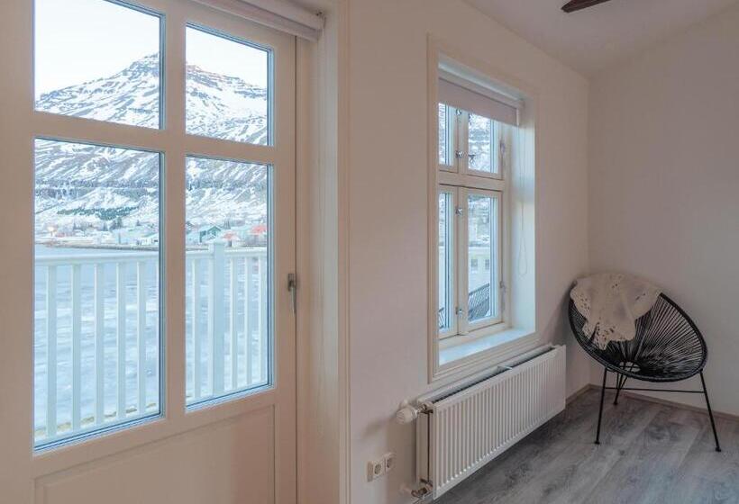 اتاق لوکس با بالکن و چشمانداز دریا, Við Lónið Guesthouse