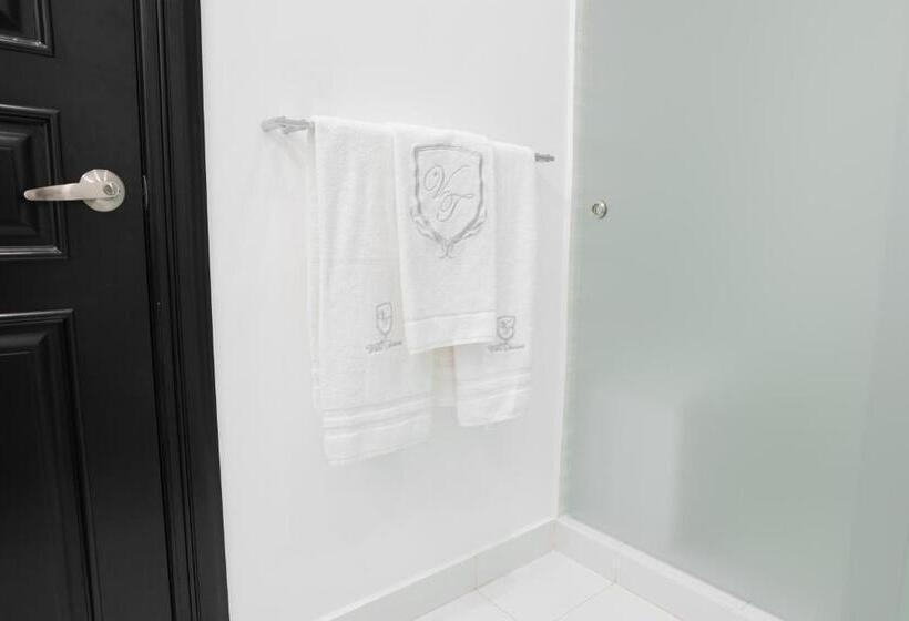 חדר לארבעה סטנדרטי עם מרפסת, Boutique Villa Toscana