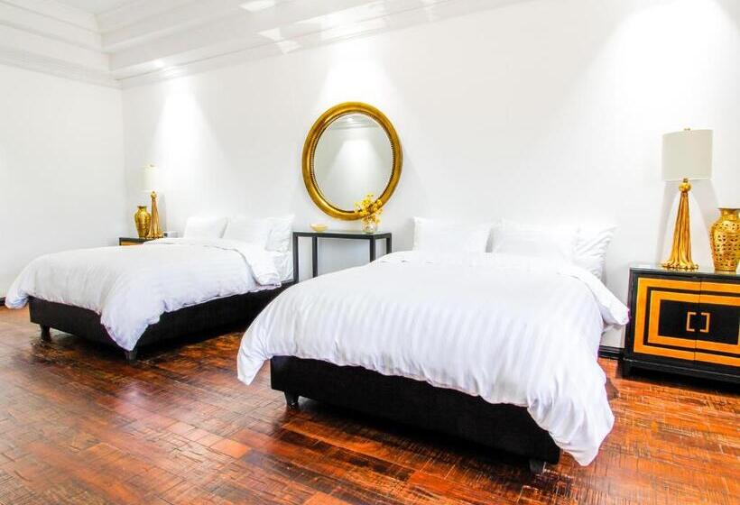 חדר לארבעה סטנדרטי עם מרפסת, Boutique Villa Toscana