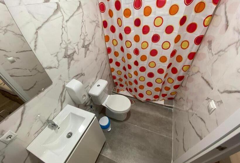 اتاق اکونومی, Hostal Avenida Andalucia Solo Adultos