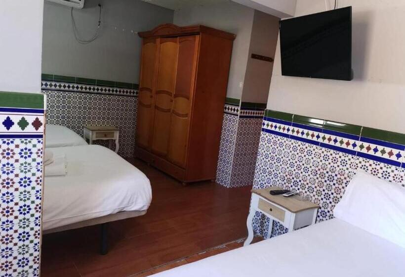 اتاق راحتی سه تخته, Hostal Avenida Andalucia Solo Adultos
