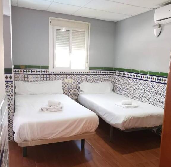 اتاق راحتی سه تخته, Hostal Avenida Andalucia Solo Adultos