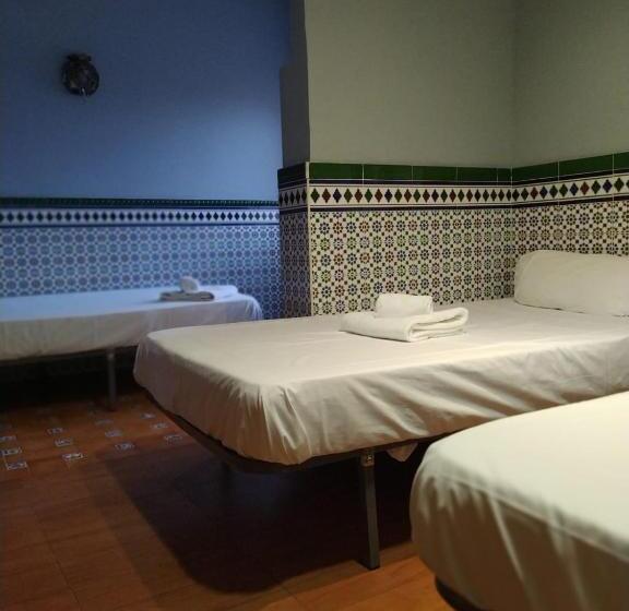 اتاق راحتی سه تخته, Hostal Avenida Andalucia Solo Adultos