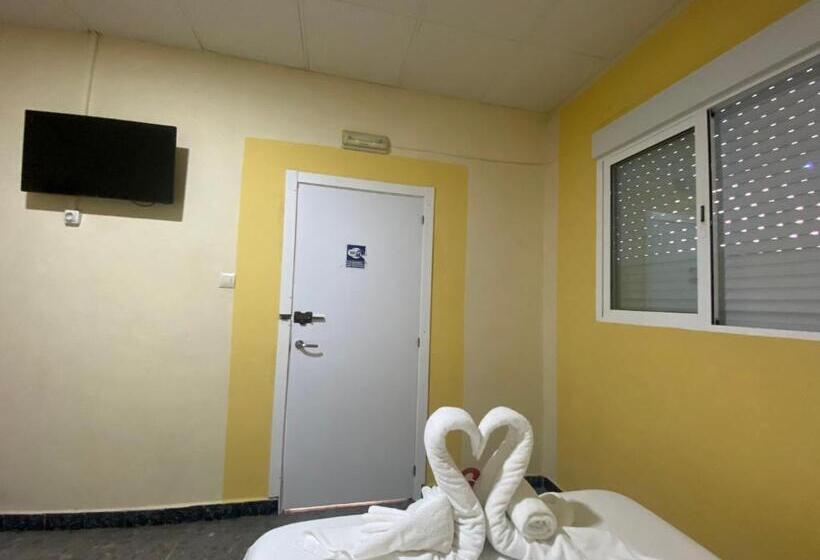 اتاق استاندارد با سرویس بهداشتی مشترک, Hostal Avenida Andalucia Solo Adultos