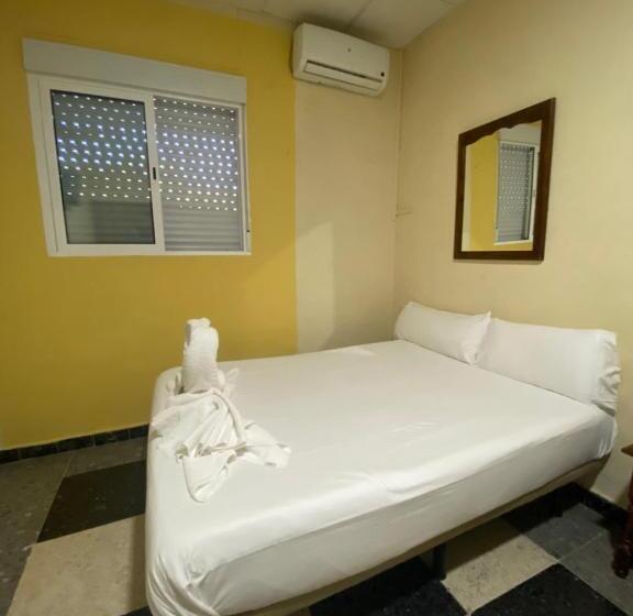 اتاق استاندارد با سرویس بهداشتی مشترک, Hostal Avenida Andalucia Solo Adultos