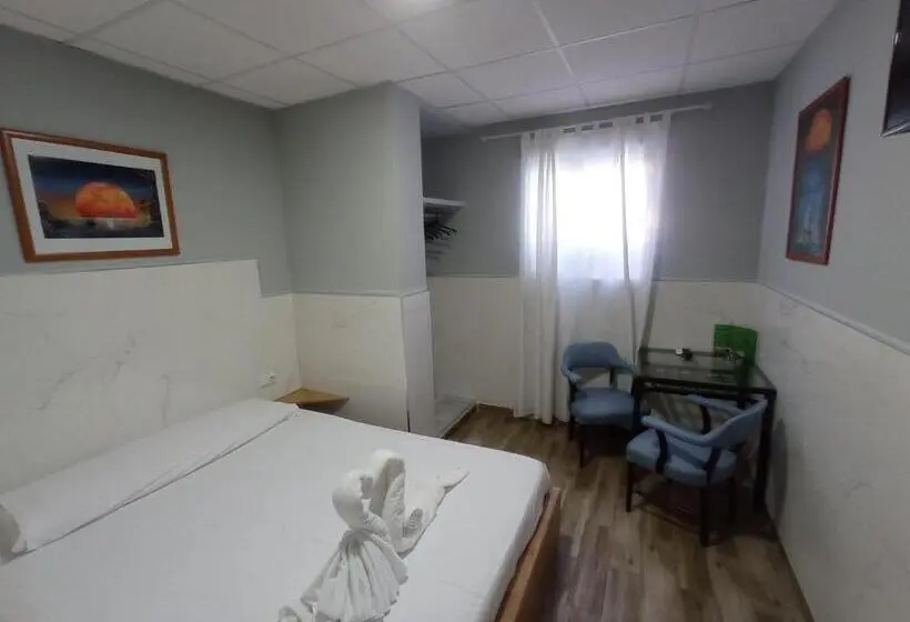 اتاق استاندارد با چشم‌انداز استخر, Hostal Avenida Andalucia   Solo Adultos