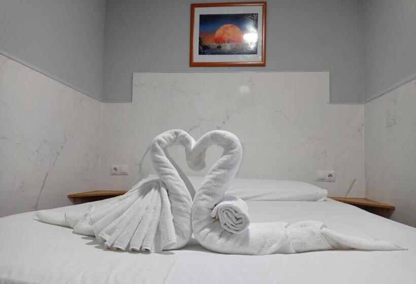 اتاق استاندارد با چشم‌انداز استخر, Hostal Avenida Andalucia   Solo Adultos