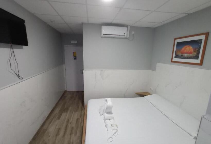 اتاق استاندارد با چشمانداز استخر, Hostal Avenida Andalucia Solo Adultos