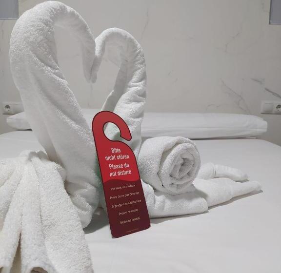 اتاق استاندارد با چشمانداز استخر, Hostal Avenida Andalucia Solo Adultos