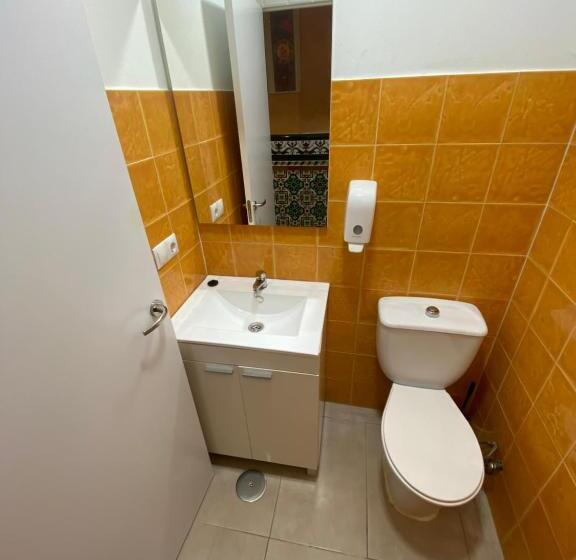 سوییت جونیور, Hostal Avenida Andalucia Solo Adultos