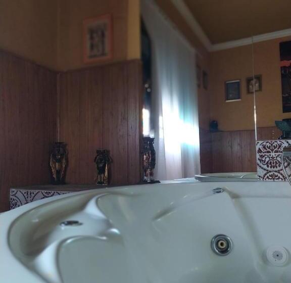 سوییت جونیور, Hostal Avenida Andalucia Solo Adultos