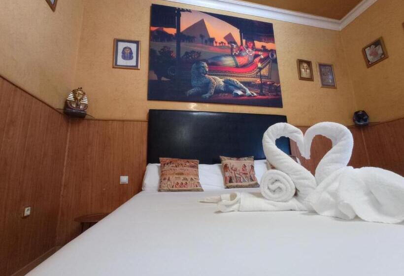 سوییت جونیور, Hostal Avenida Andalucia Solo Adultos
