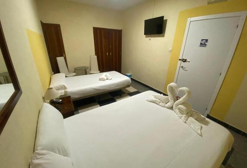 اتاق استاندارد سه تخته با سرویس بهداشتی مشترک, Hostal Avenida Andalucia Solo Adultos