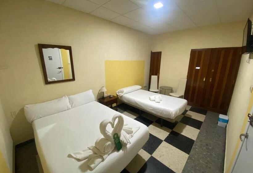 اتاق استاندارد سه تخته با سرویس بهداشتی مشترک, Hostal Avenida Andalucia Solo Adultos