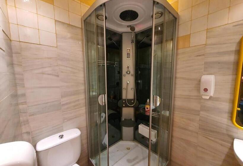 اتاق اکونومی, Hostal Avenida Andalucia Solo Adultos