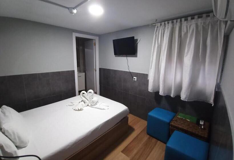 اتاق اکونومی, Hostal Avenida Andalucia Solo Adultos