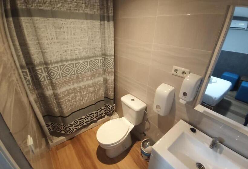 اتاق اکونومی, Hostal Avenida Andalucia Solo Adultos