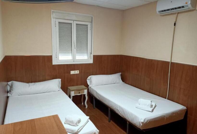 اتاق اکونومی, Hostal Avenida Andalucia Solo Adultos