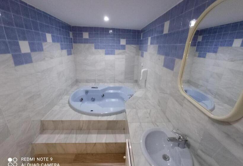 اتاق استاندارد با وان آب گرم, Hostal Avenida Andalucia Solo Adultos