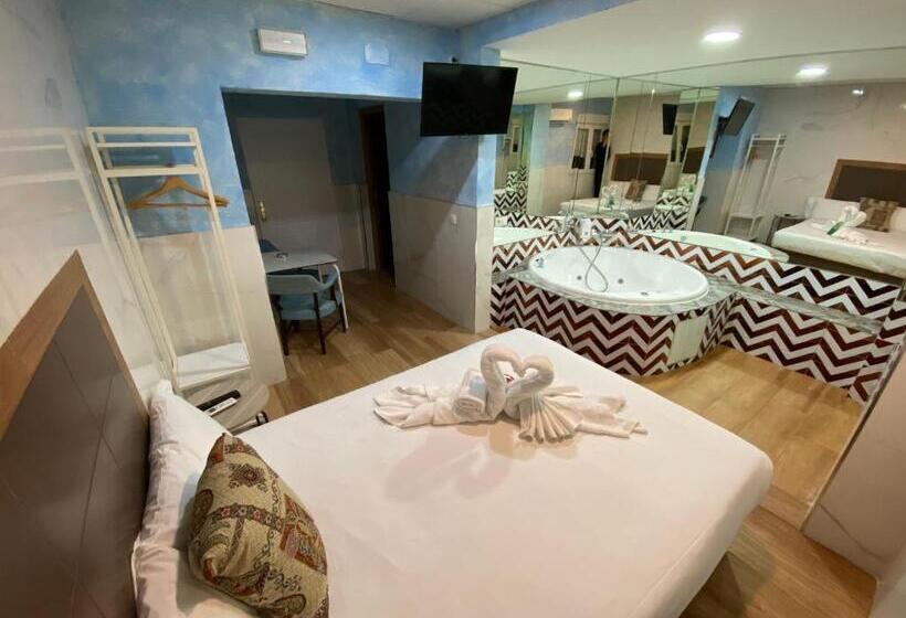 اتاق استاندارد با وان آب گرم, Hostal Avenida Andalucia Solo Adultos