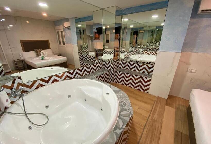 اتاق استاندارد با وان آب گرم, Hostal Avenida Andalucia Solo Adultos