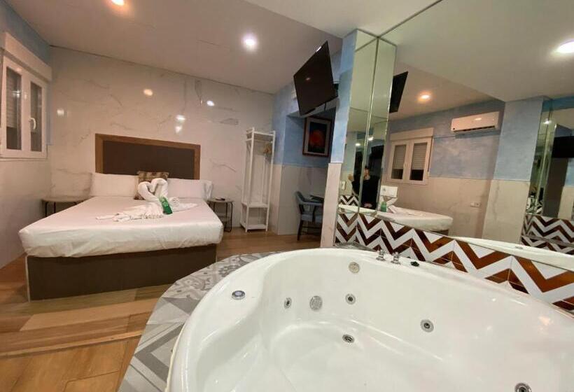 اتاق استاندارد با وان آب گرم, Hostal Avenida Andalucia Solo Adultos