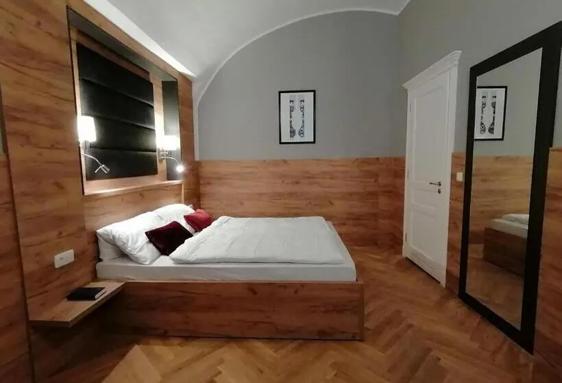 スタンダードスタジオ, Golden Star Premium Apartments