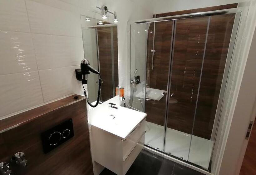 スタンダードスタジオ, Golden Star  Premium Apartments