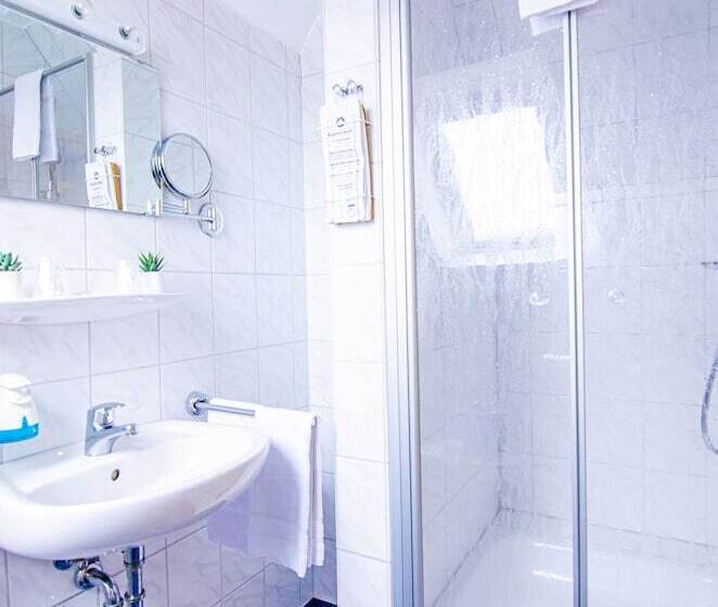 이코노미 룸, Blischke