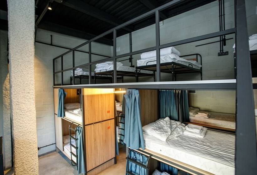 تختخواب در اتاق مشترک, Campus Community A