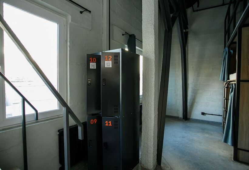 تختخواب در اتاق مشترک, Campus Community A