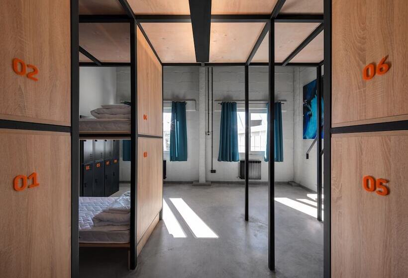 تختخواب در اتاق مشترک, Campus Community A