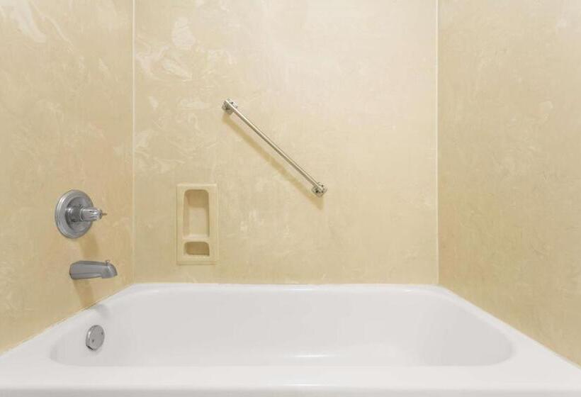 带大床的标准间, Days Inn By Wyndham Hammond