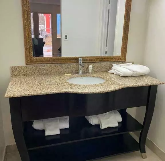 ２ダブルベッドのスタンダードルーム, Red Carpet Inn & Suites   Danville