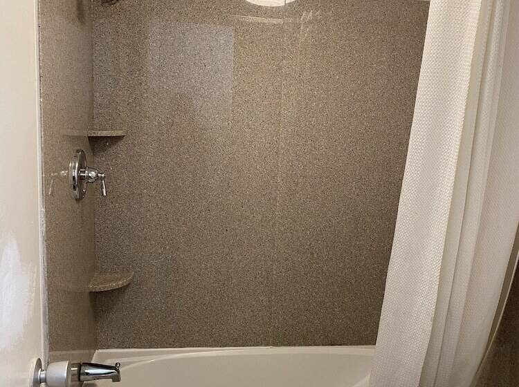 חדר סטנדרט שתי מיטות זוגיות, Red Carpet Inn & Suites   Danville