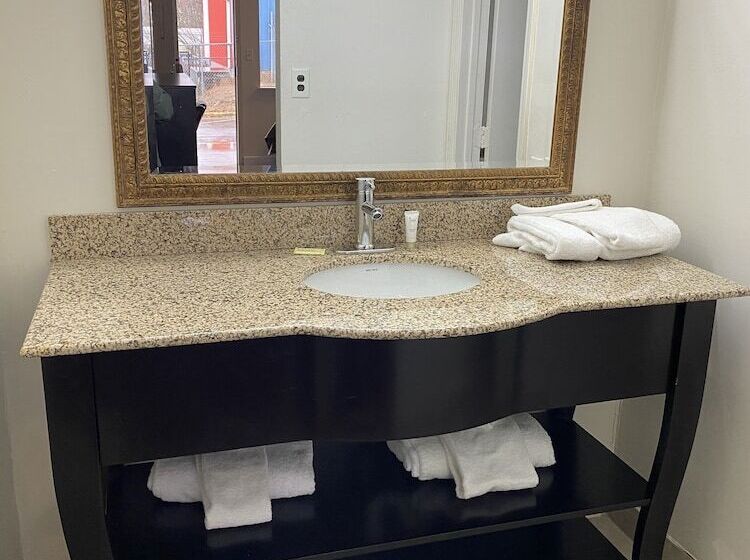 חדר סטנדרט שתי מיטות זוגיות, Red Carpet Inn & Suites   Danville