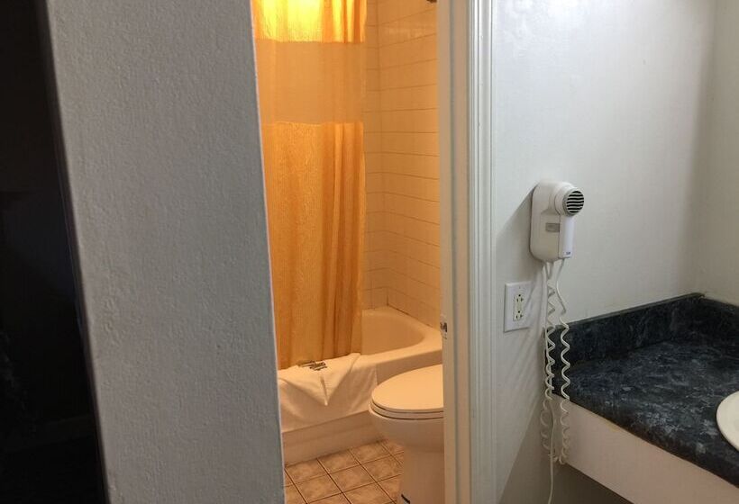 Номер Стандарт 2 Двуспальные Кровати, Red Carpet Inn & Suites   Danville