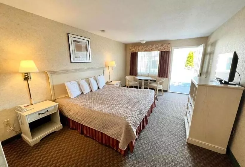 キングサイズベッドのスタンダードルーム, Court Plaza Inn & Suites Of Mackinaw