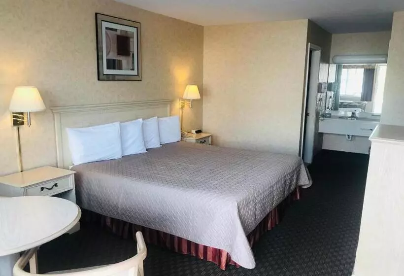 キングサイズベッドのスタンダードルーム, Court Plaza Inn & Suites Of Mackinaw